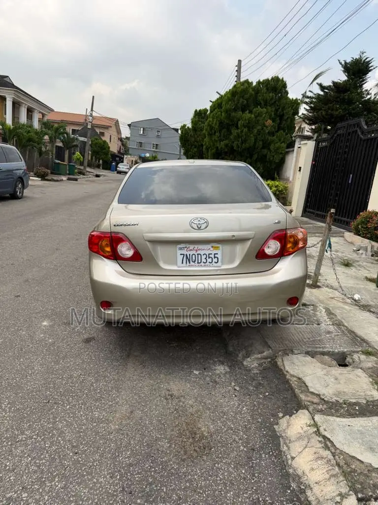 Toyota Corolla LE 4dr Sedan (1.8L 4cyl 4A) 2010 Gold