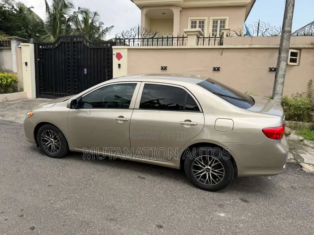 Toyota Corolla LE 4dr Sedan (1.8L 4cyl 4A) 2010 Gold