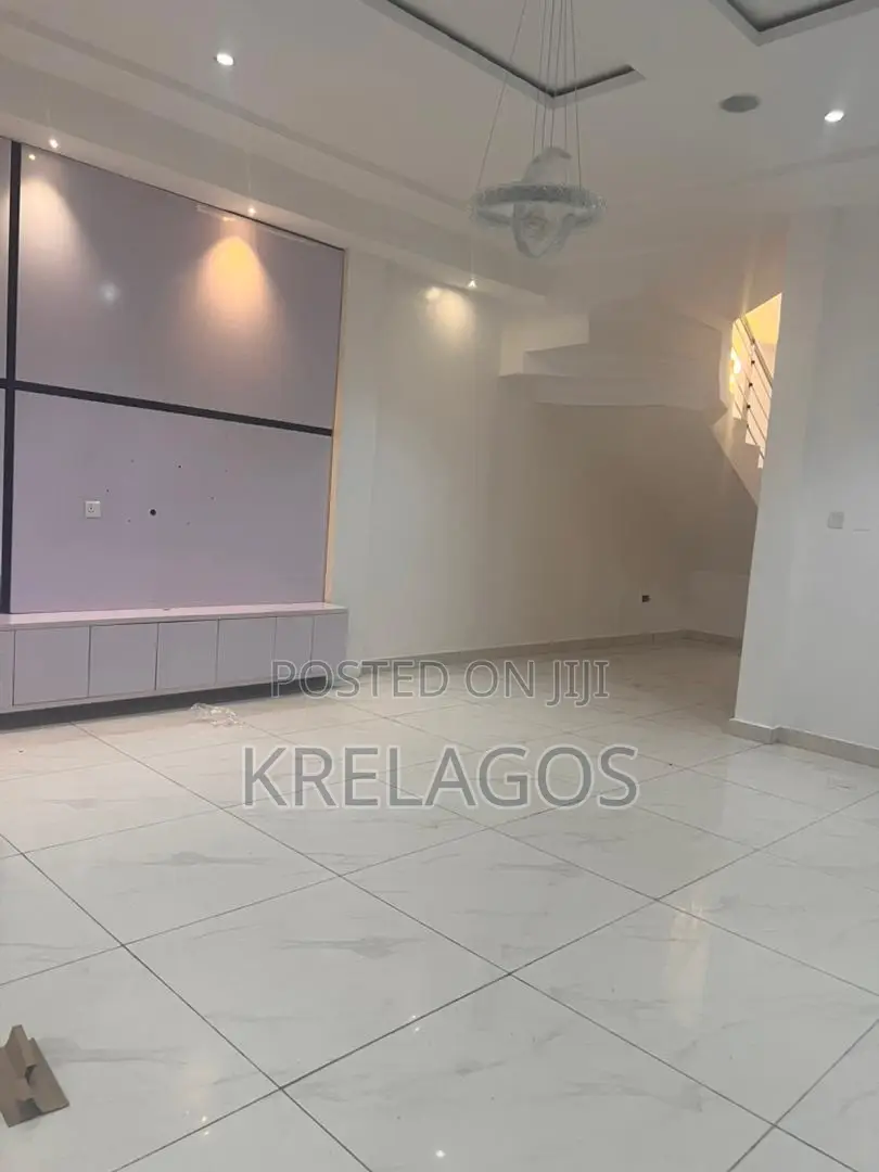4bdrm Duplex in Chevron for rent