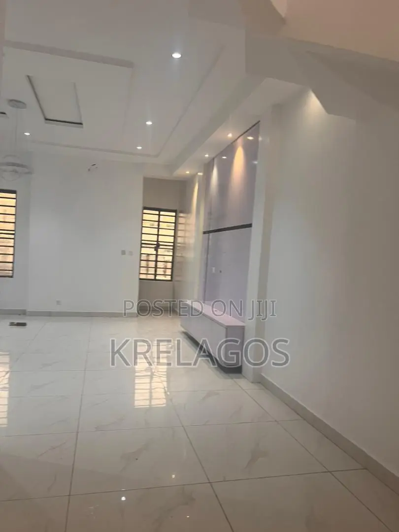 4bdrm Duplex in Chevron for rent