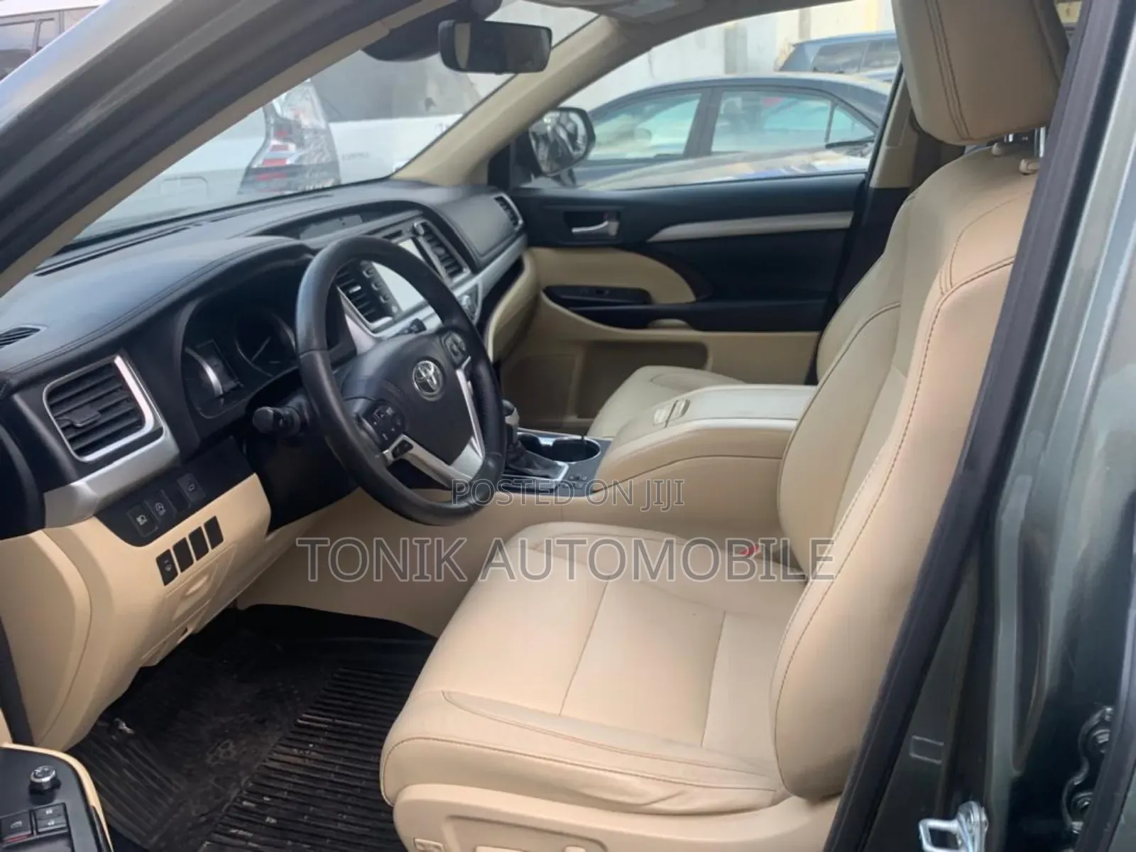 Toyota Highlander XLE 4x4 V6 (3.5L 6cyl 8A) 2017 Gray