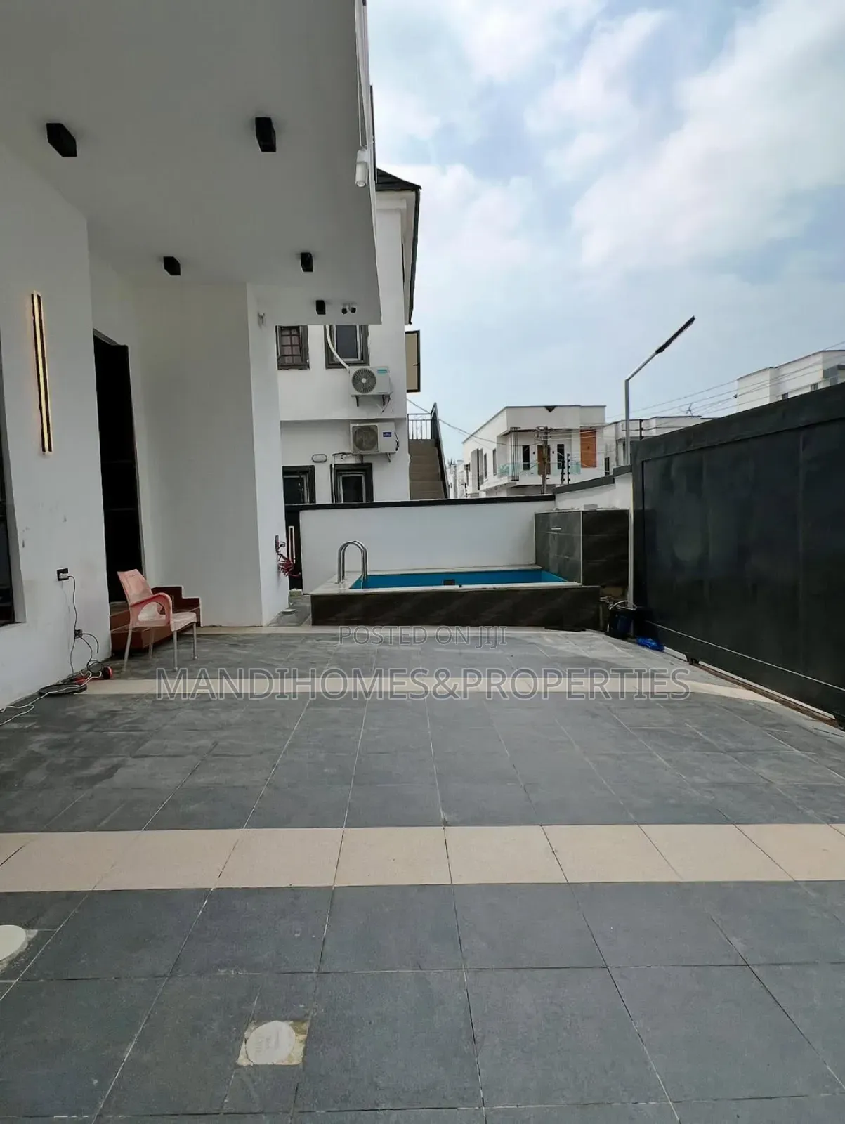 5bdrm Duplex in Ikota for sale