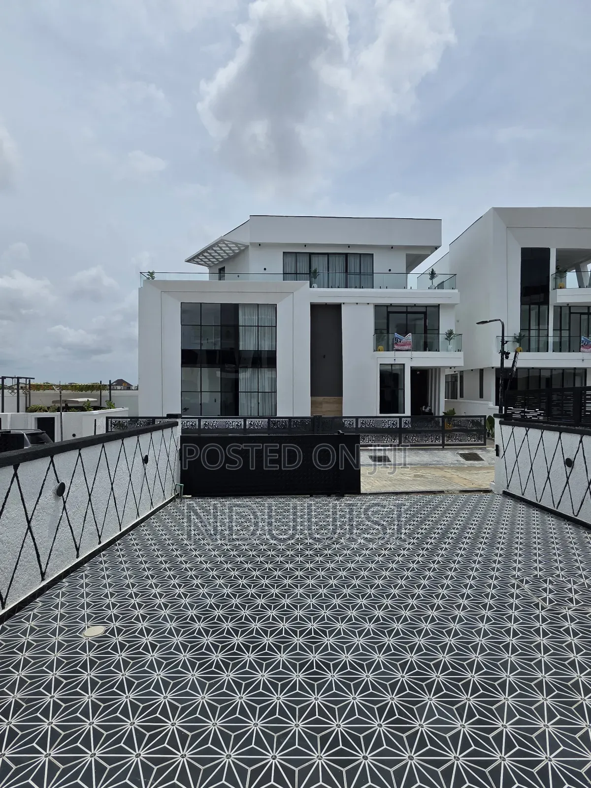 5bdrm Duplex in Chevron for sale