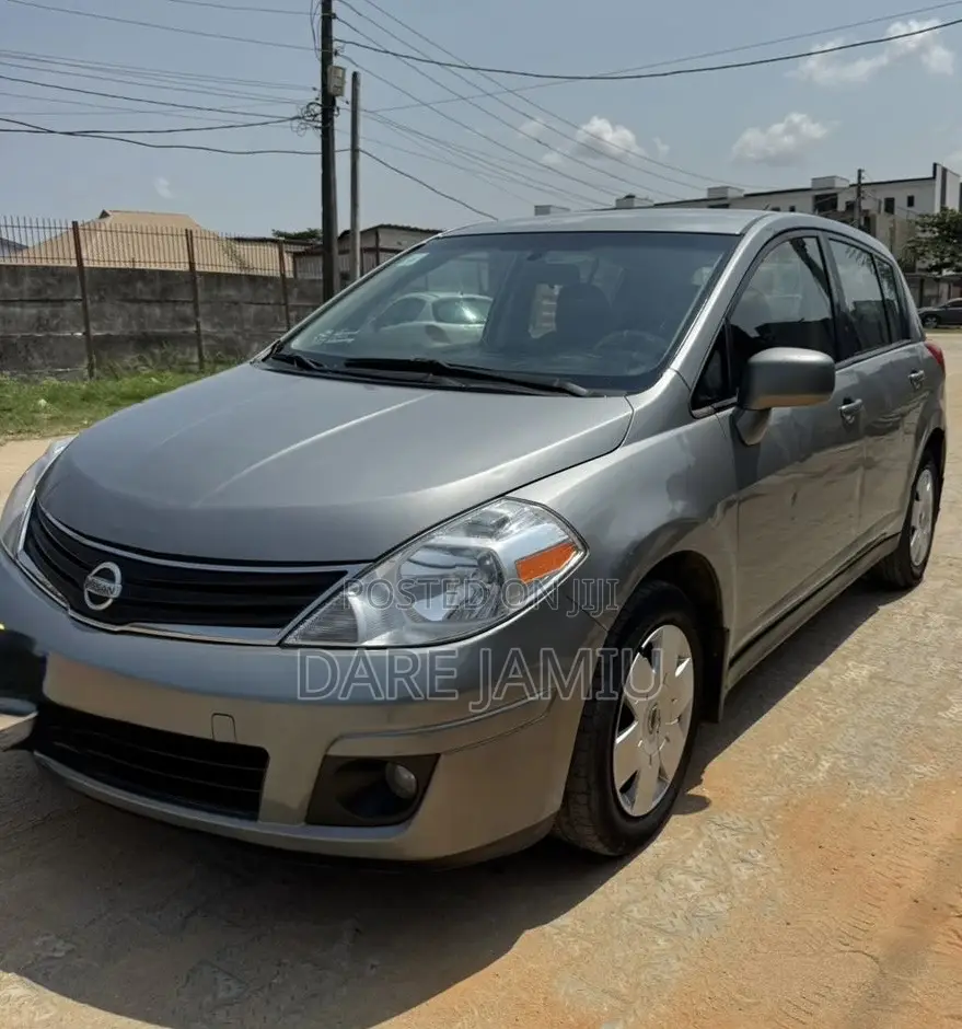 Nissan Versa 1.8 S Hatchback 2012 Gray