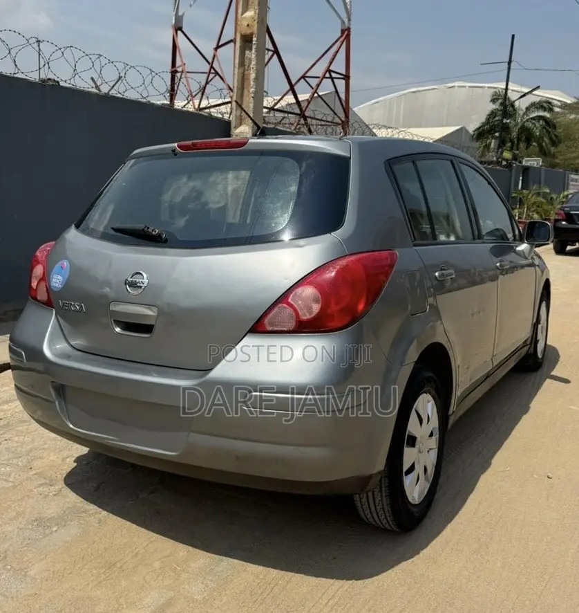 Nissan Versa 1.8 S Hatchback 2012 Gray