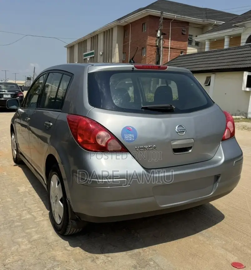 Nissan Versa 1.8 S Hatchback 2012 Gray