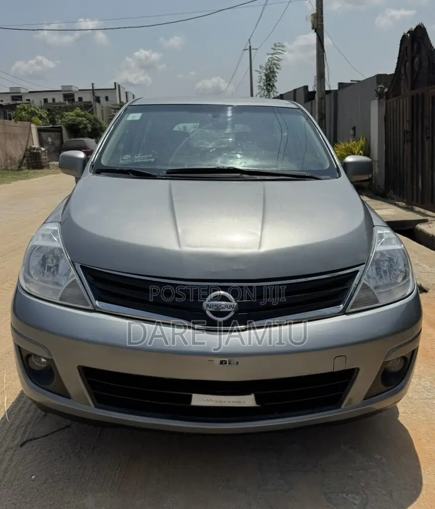 Nissan Versa 1.8 S Hatchback 2012 Gray
