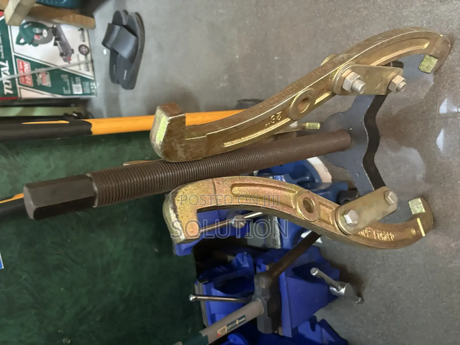 Heavy-Duty 3-Jaw Bearing and Gear Puller 28”
