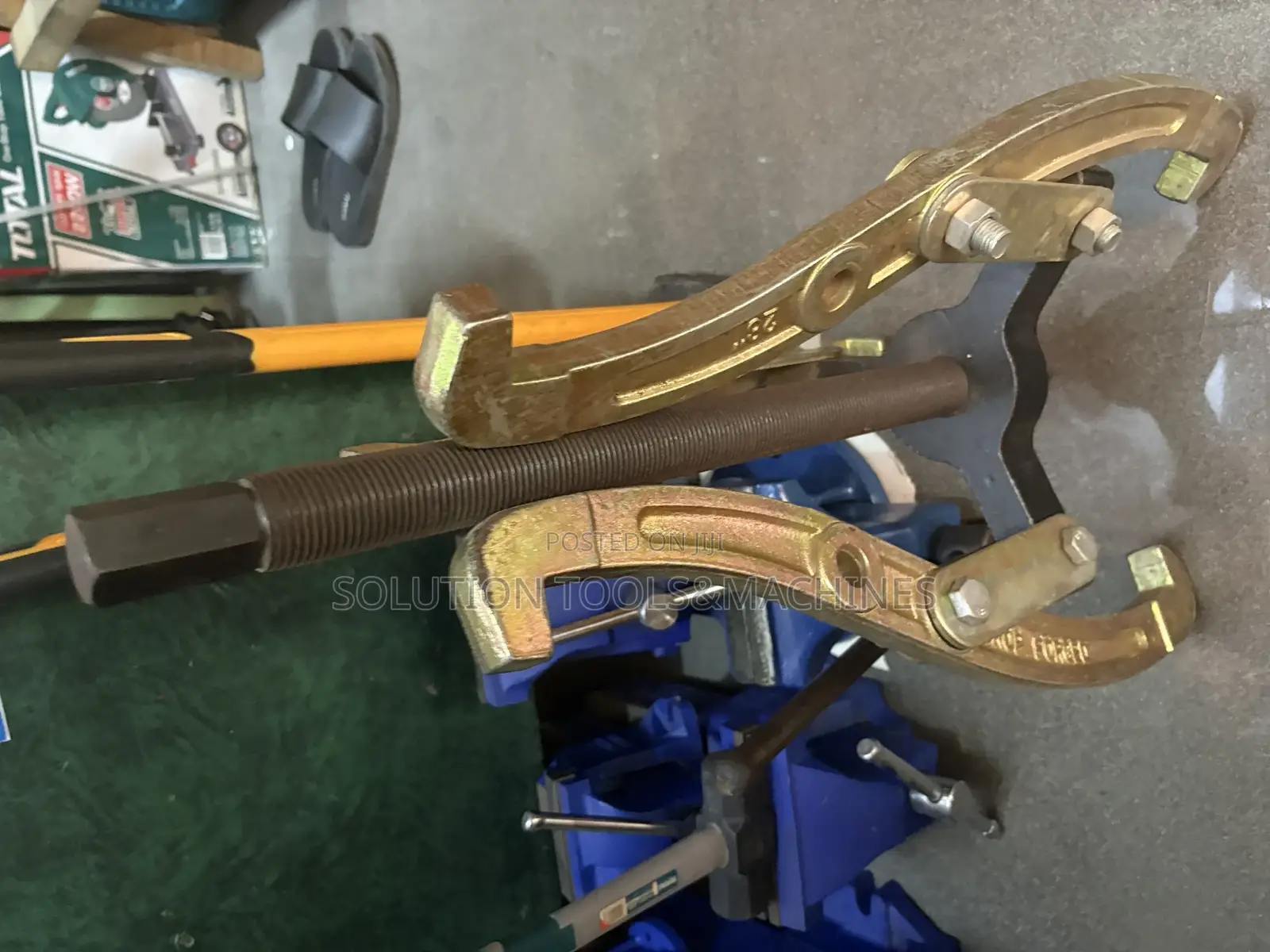 Heavy-Duty 3-Jaw Bearing and Gear Puller 28”