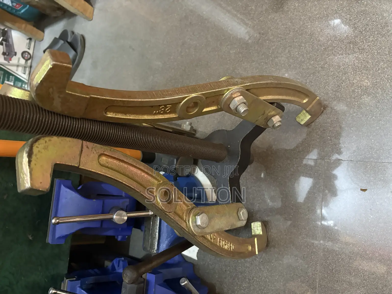 Heavy-Duty 3-Jaw Bearing and Gear Puller 28”