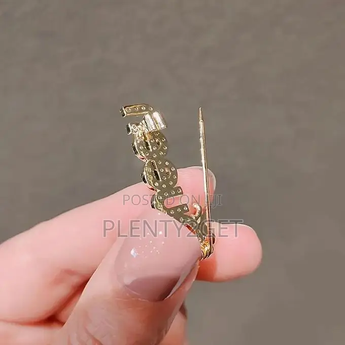 1pc, Rhinestone-Encrusted 'Queen' Brooch Elegant Minimalist Style Ve