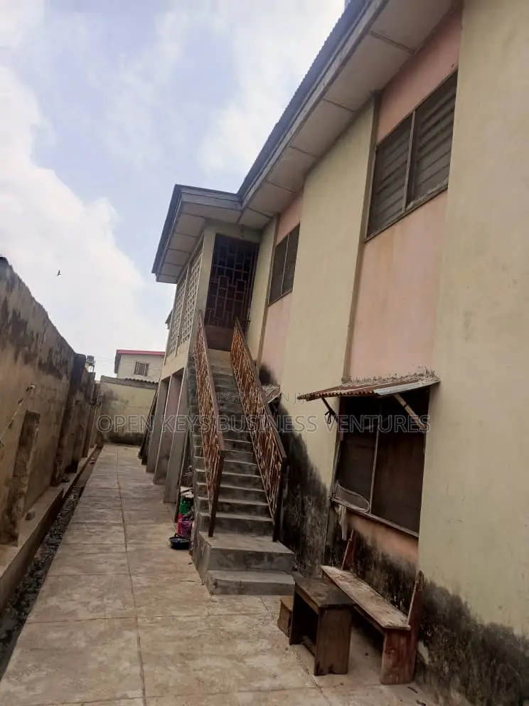 3bdrm House in Aromolaran, Agodi for sale