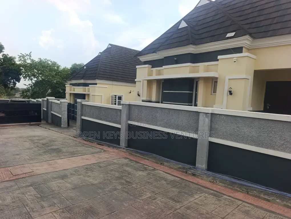 3bdrm Bungalow in Airforce, Bashorun, Akobo for sale