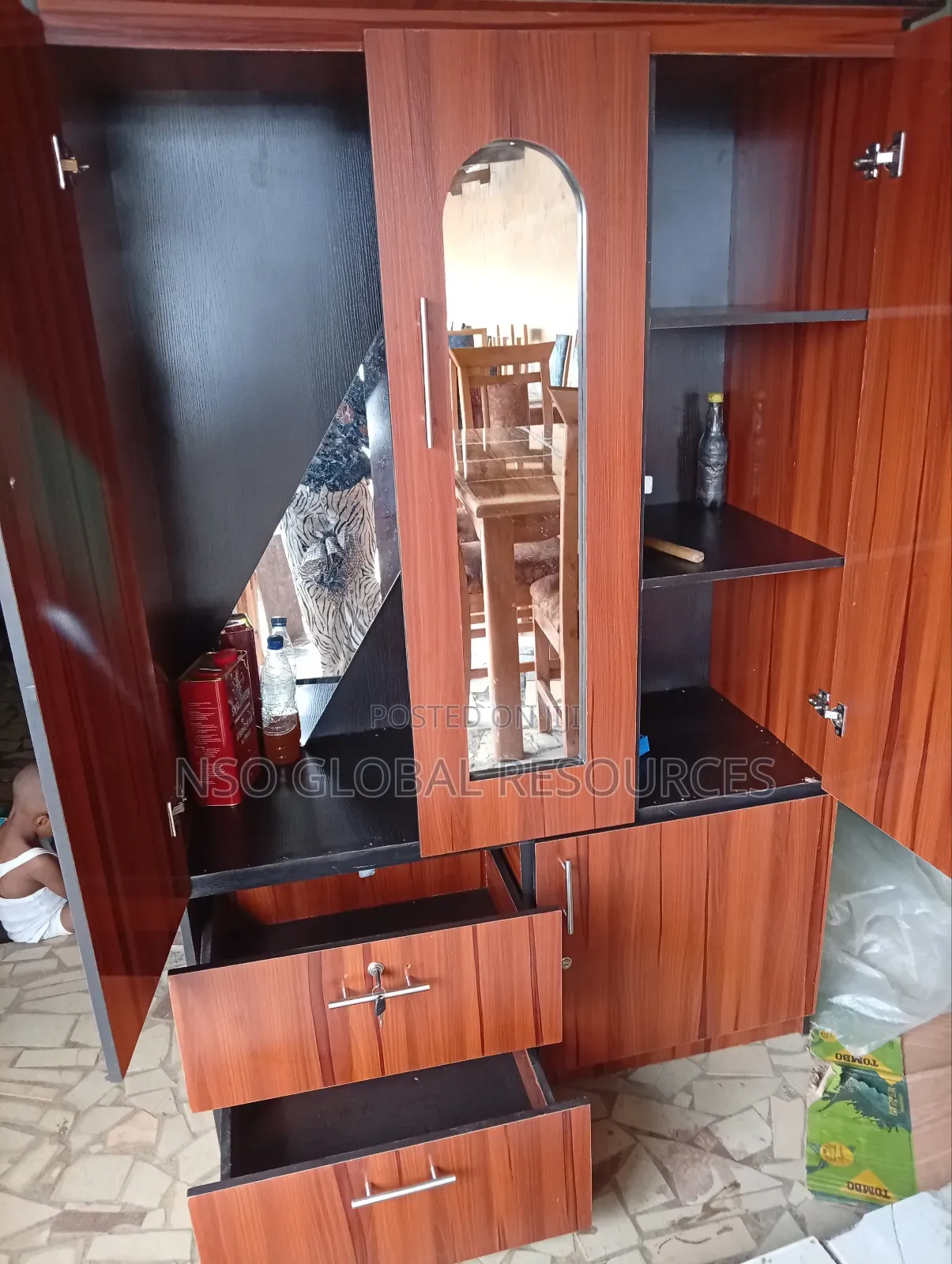 Well Designed Wardrobe With Mirror