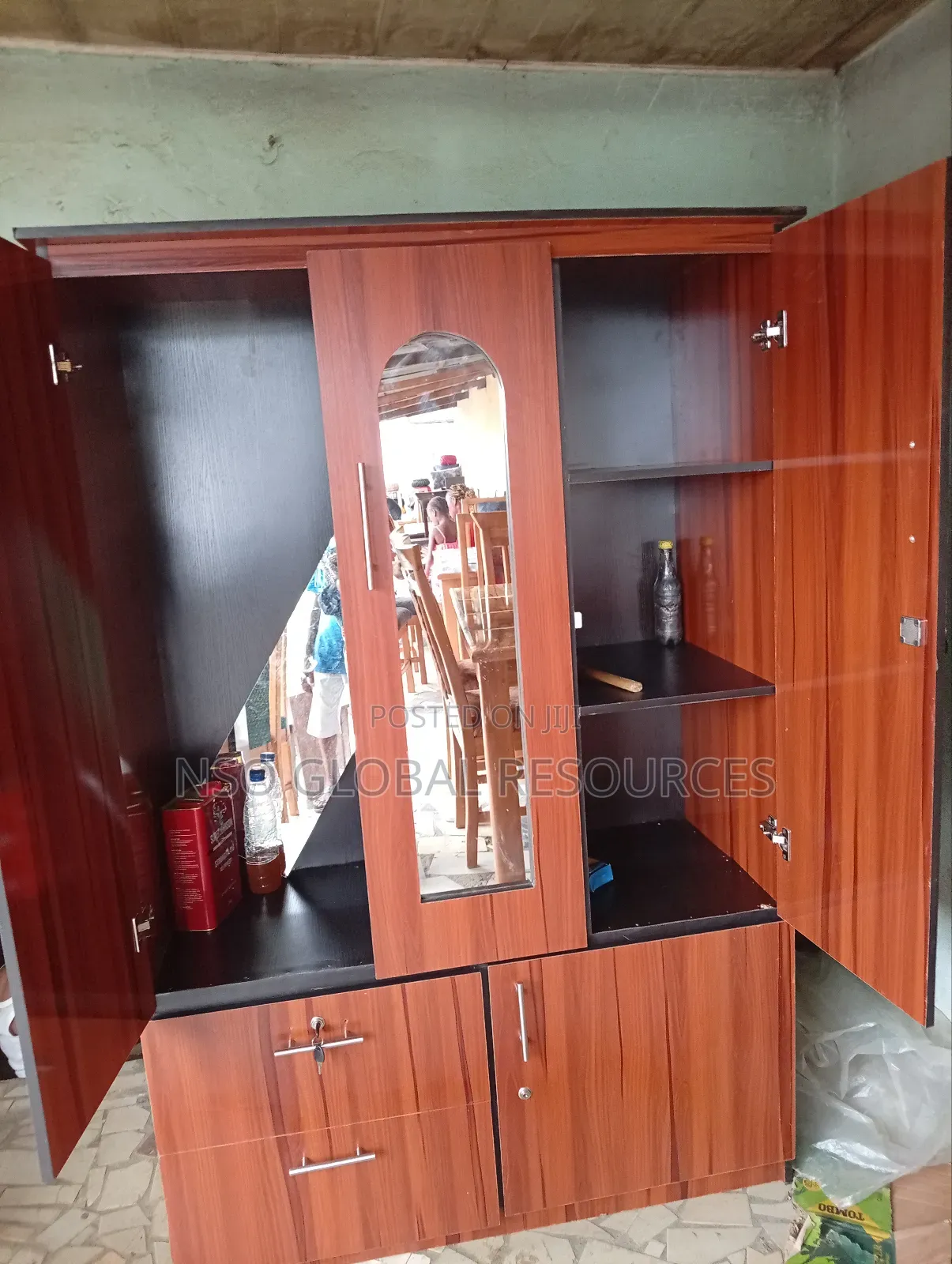 Well Designed Wardrobe With Mirror