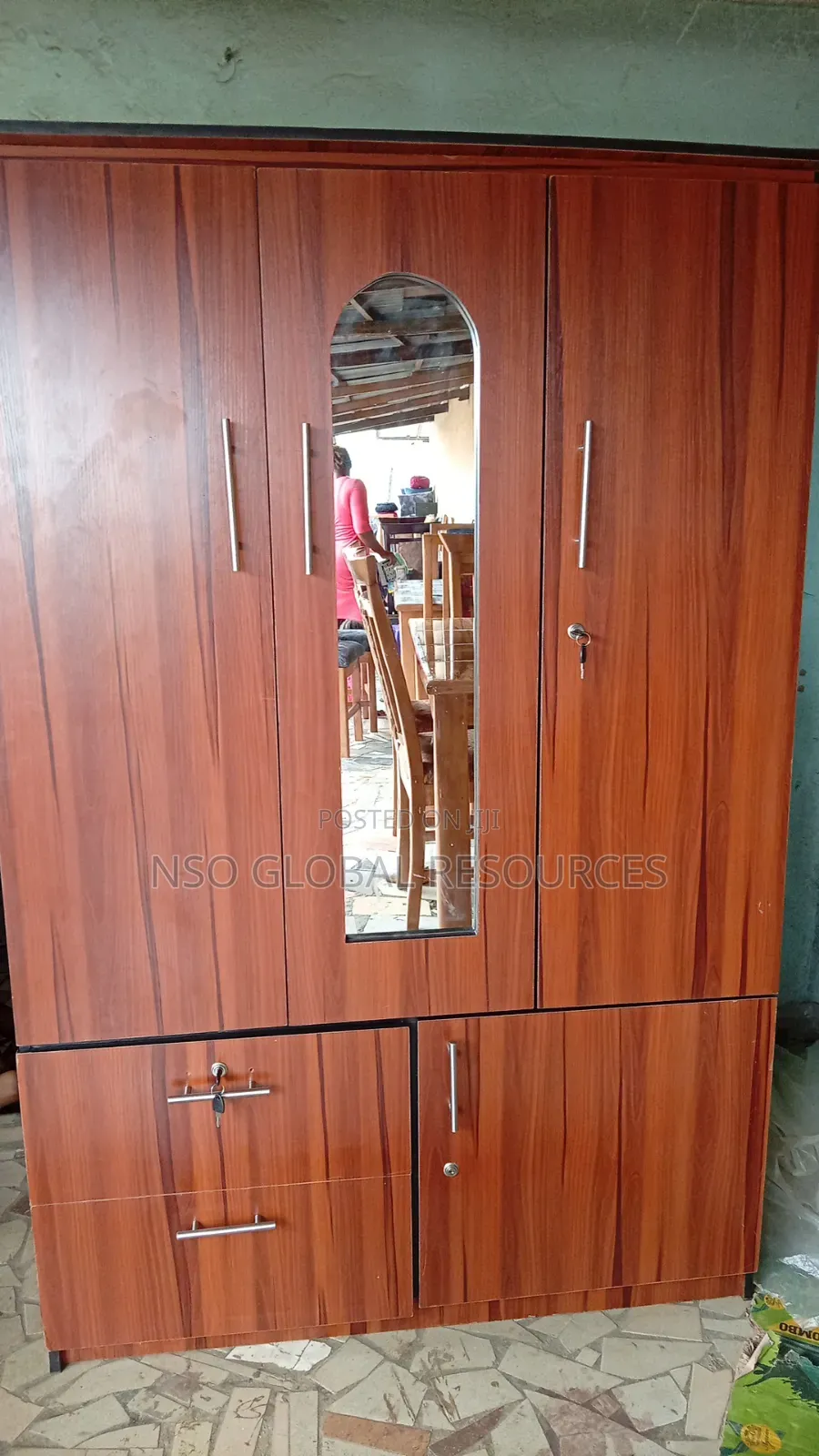 Well Designed Wardrobe With Mirror