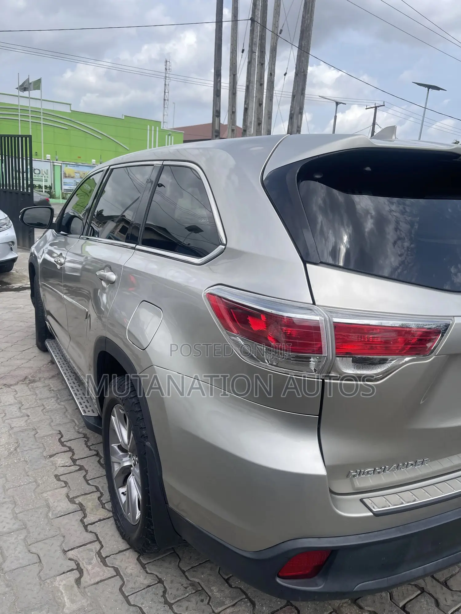 Toyota Highlander LE Plus V6 4x4 (3.5L 6cyl 6A) 2016 Gold