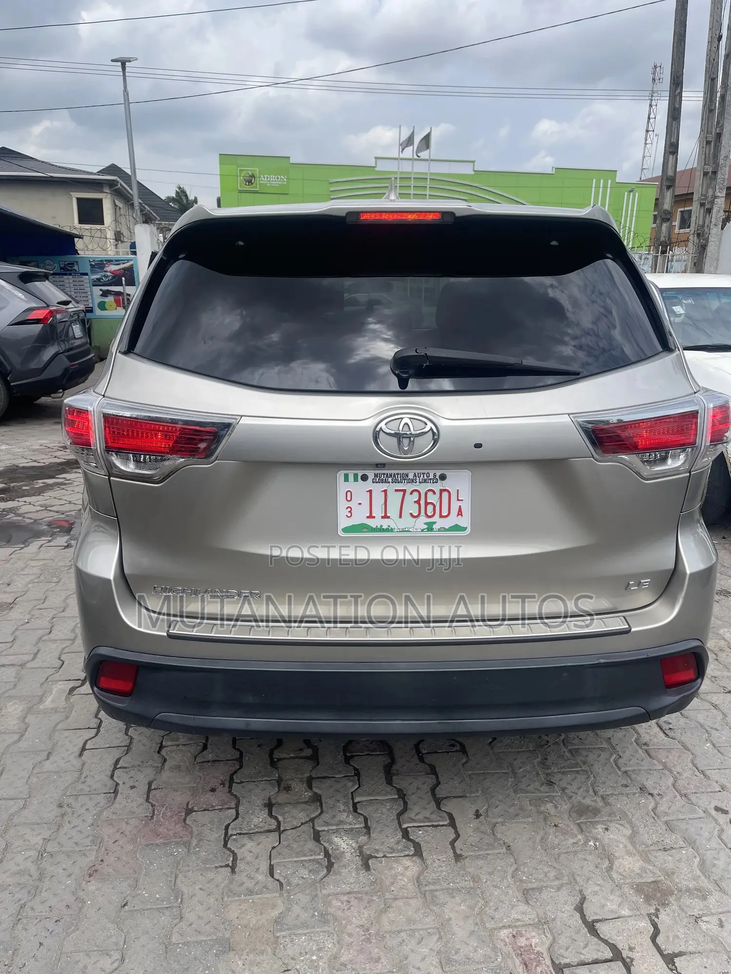 Toyota Highlander LE Plus V6 4x4 (3.5L 6cyl 6A) 2016 Gold
