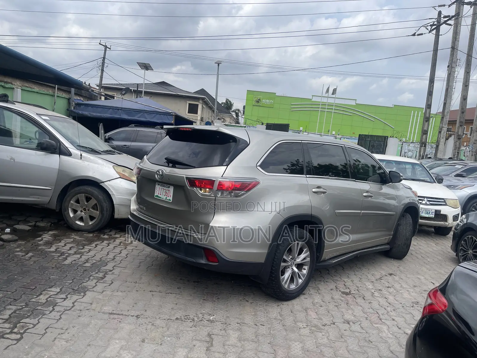 Toyota Highlander LE Plus V6 4x4 (3.5L 6cyl 6A) 2016 Gold