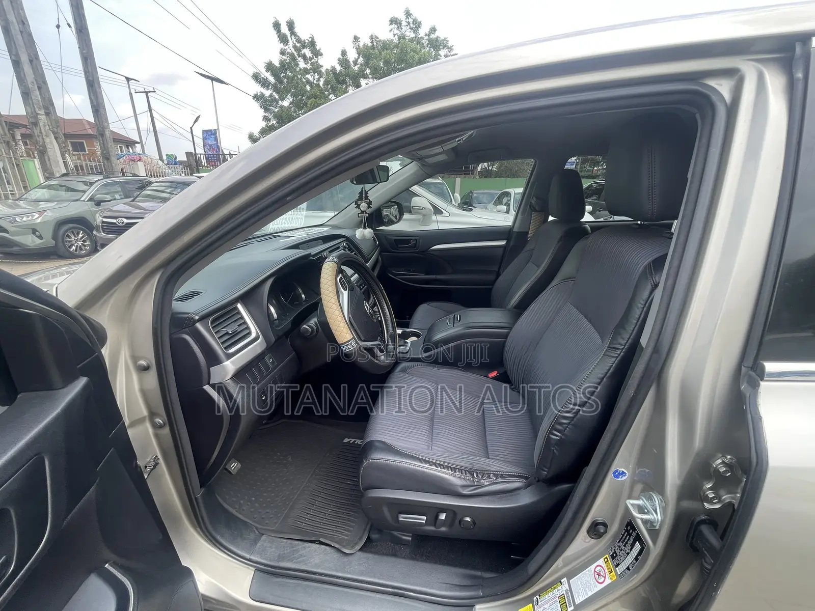 Toyota Highlander LE Plus V6 4x4 (3.5L 6cyl 6A) 2016 Gold
