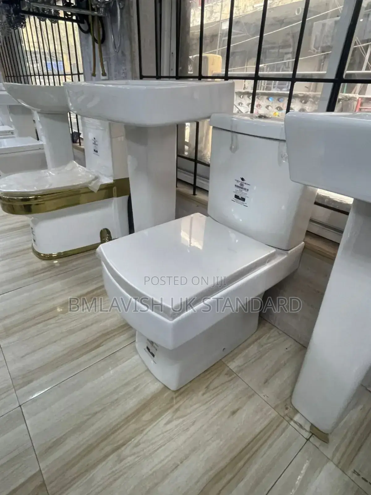 High Quality England White Water Closet Set With Wash Hand Basin