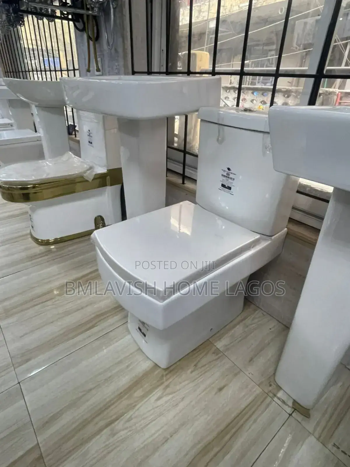 High Quality England White Water Closet Set With Wash Hand Basin