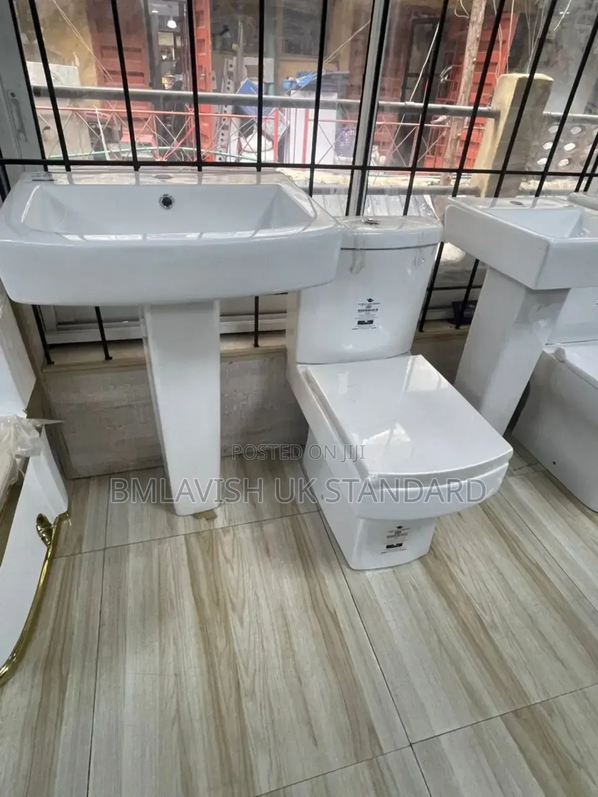 High Quality England White Water Closet Set With Wash Hand Basin