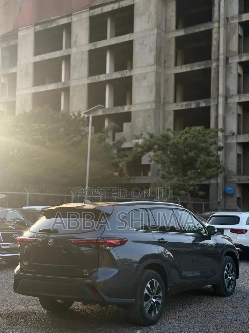 Toyota Highlander XLE 2021 Gray