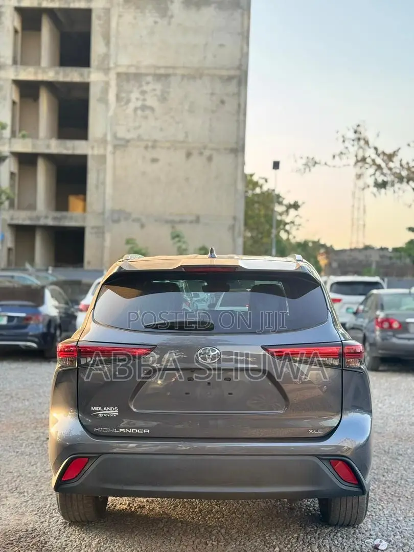 Toyota Highlander XLE 2021 Gray