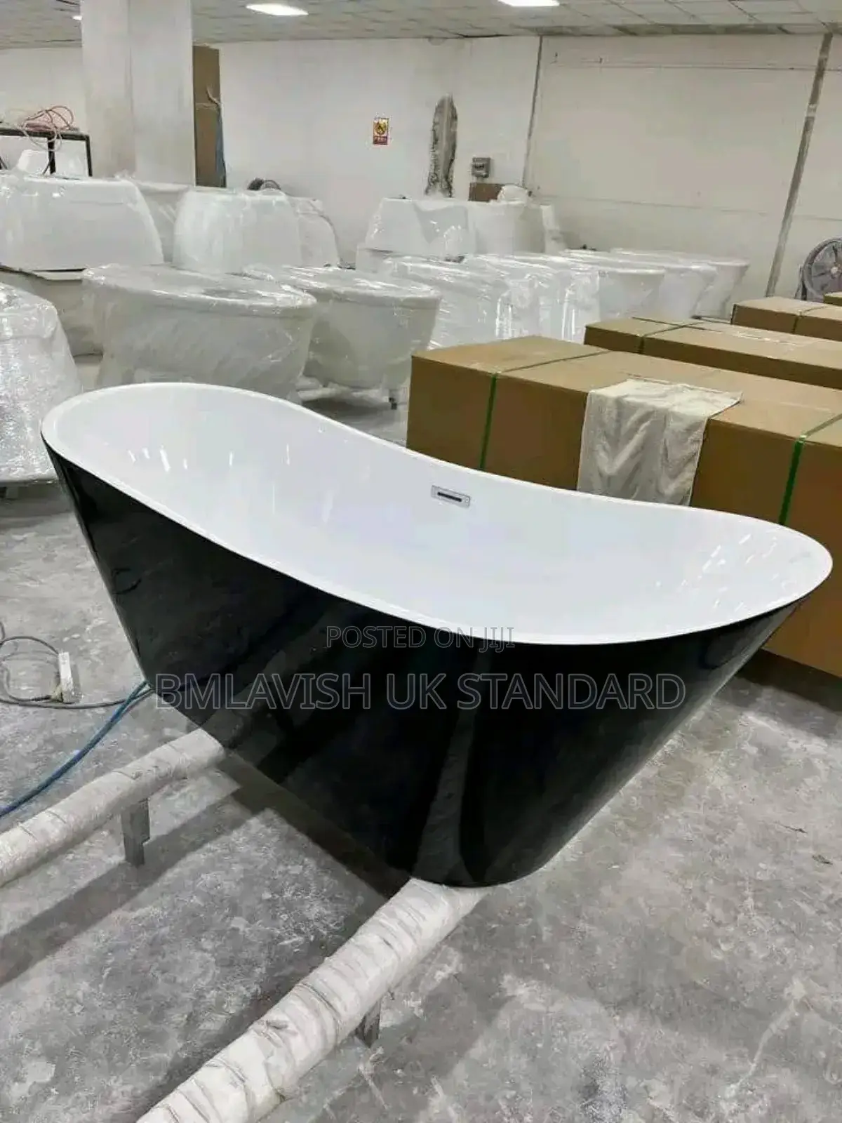 Black and White Freestanding Acrylic Bathtub