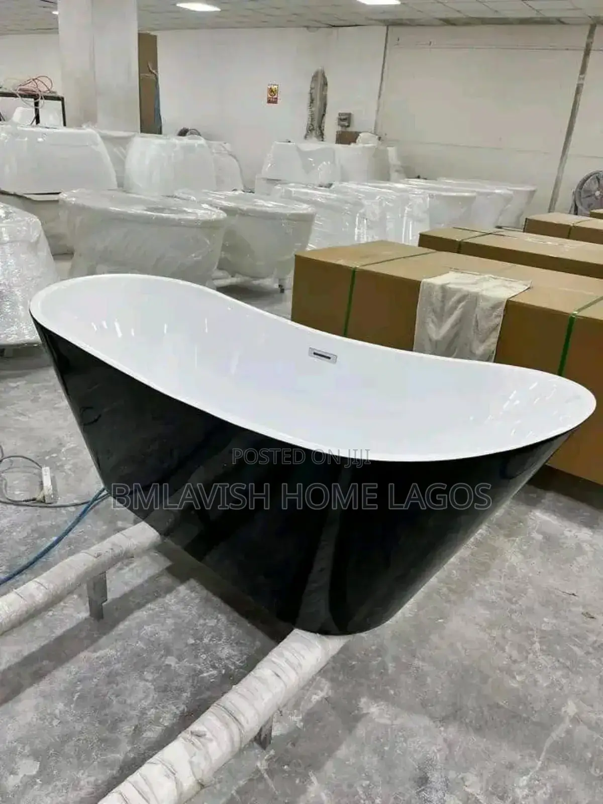 Black and White Freestanding Acrylic Bathtub