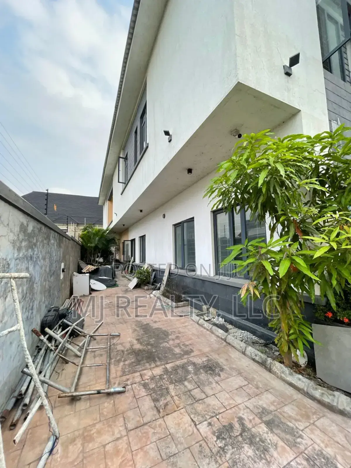 4bdrm Duplex in Ado / Ajah for sale