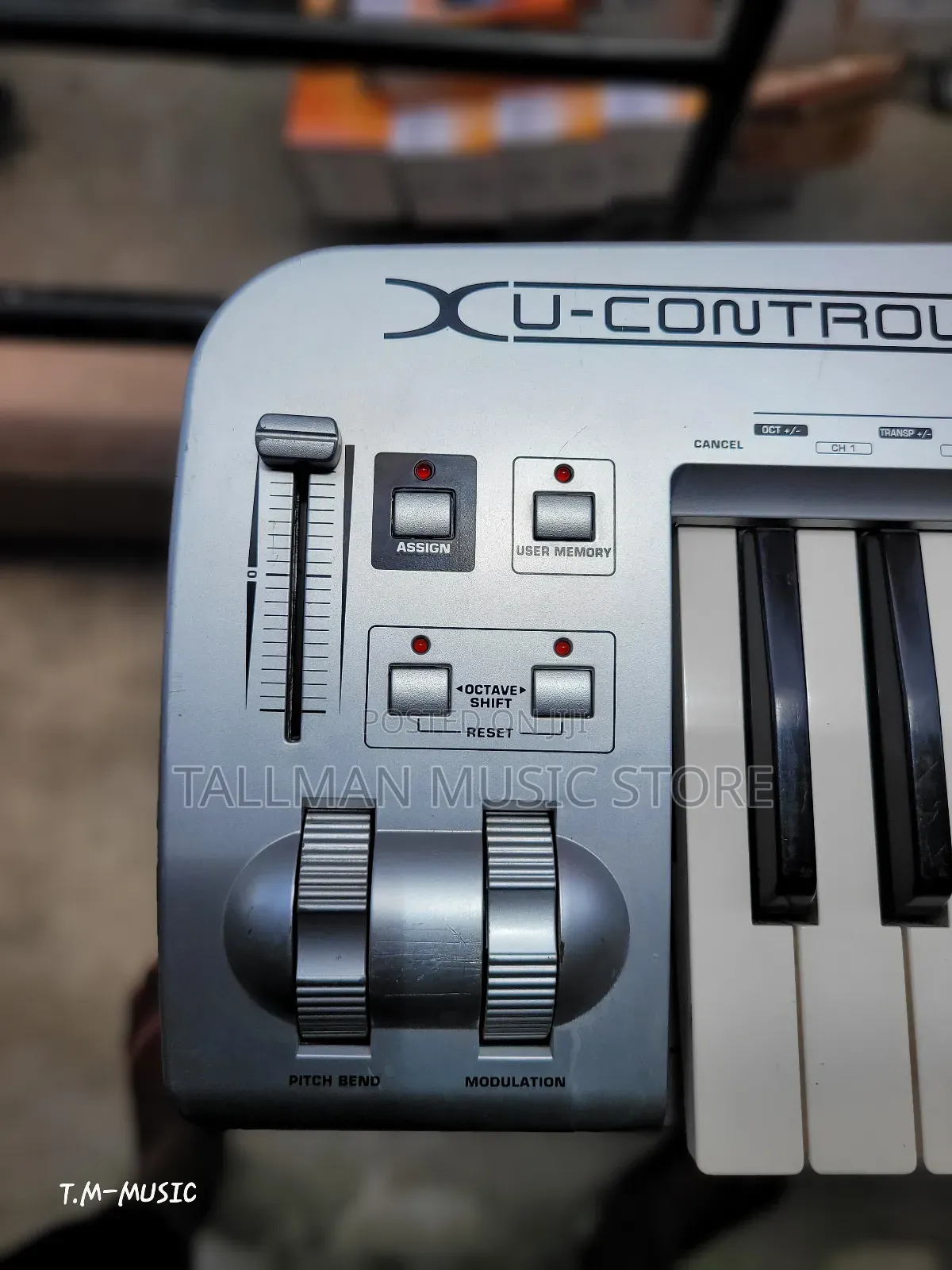Behringer Umx61 Midi Keyboard