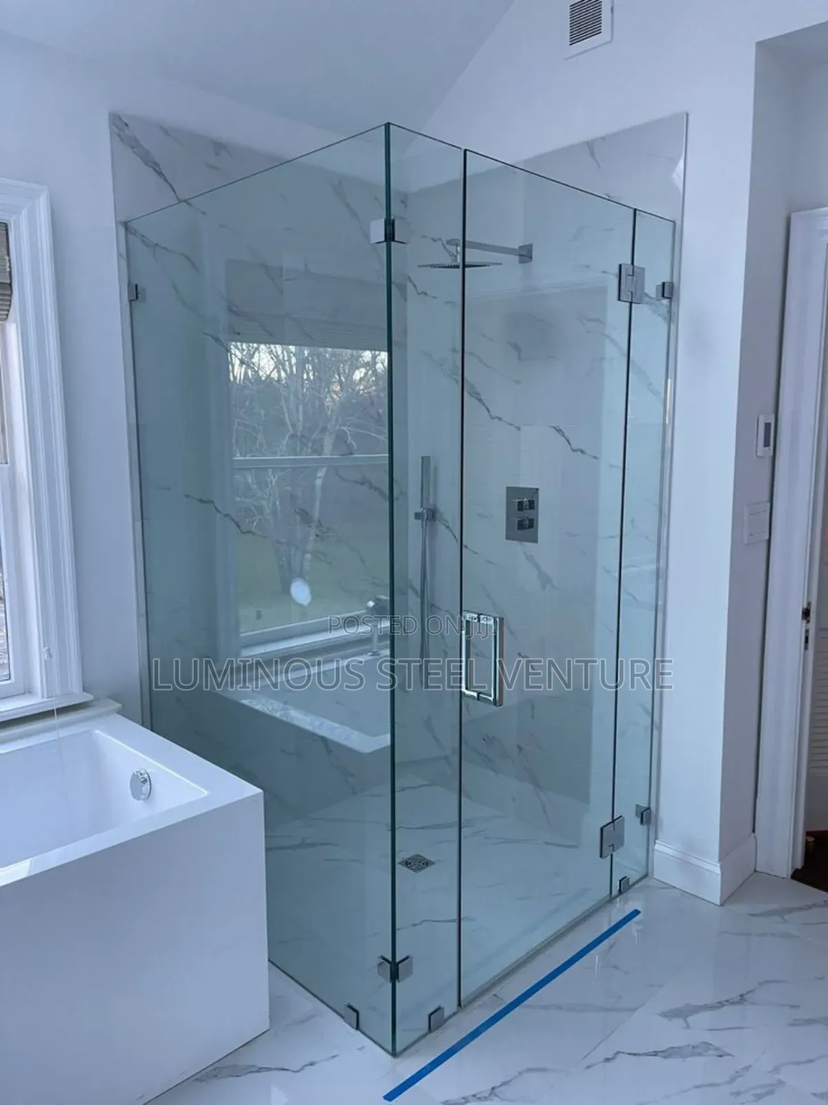 This Cubicle Effectively Separates Wet and Dry Areas,