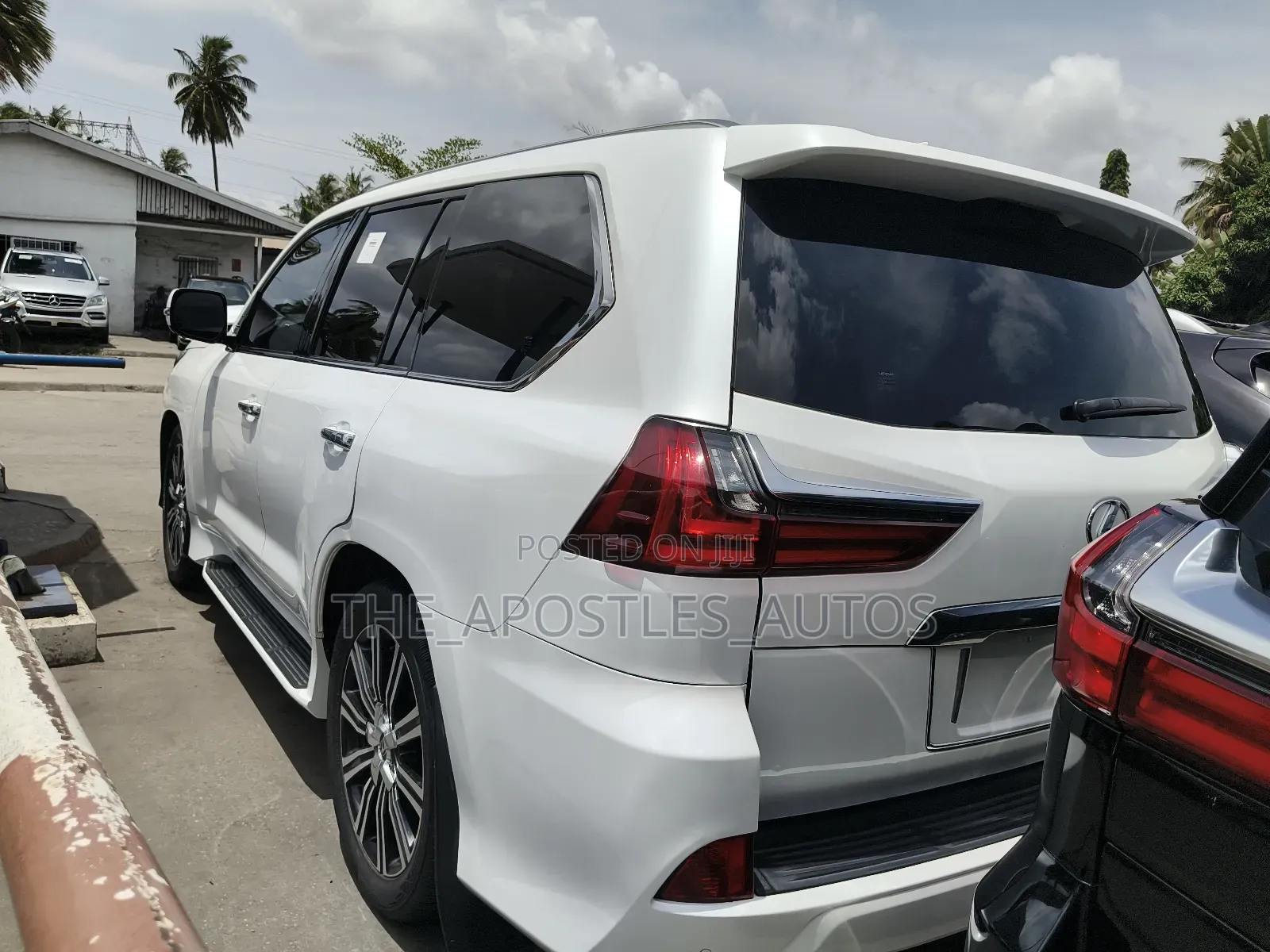 Lexus LX 570 (5 seats) AWD 2017 White
