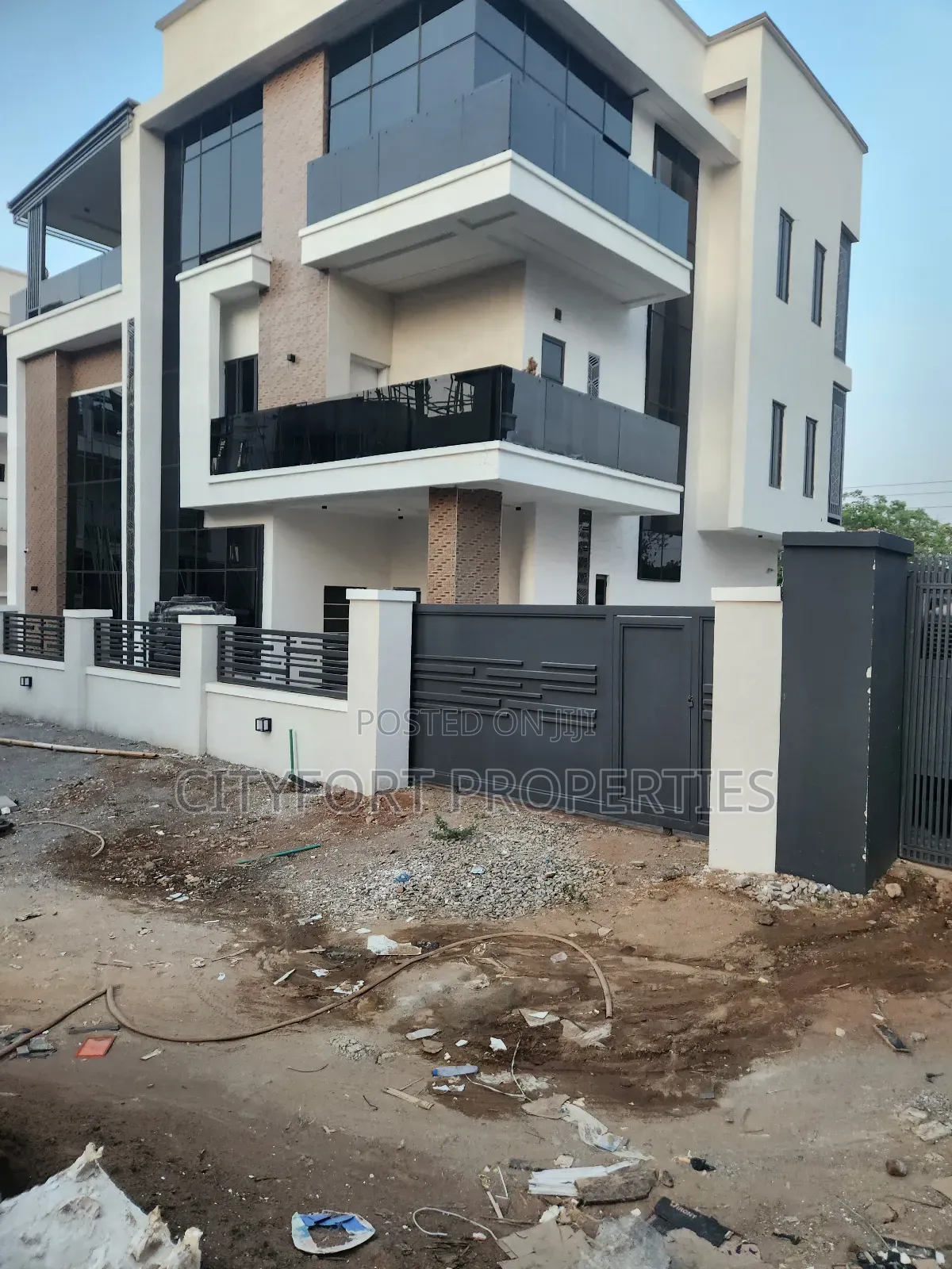 Furnished 6bdrm Mansion in Gaduwa for sale