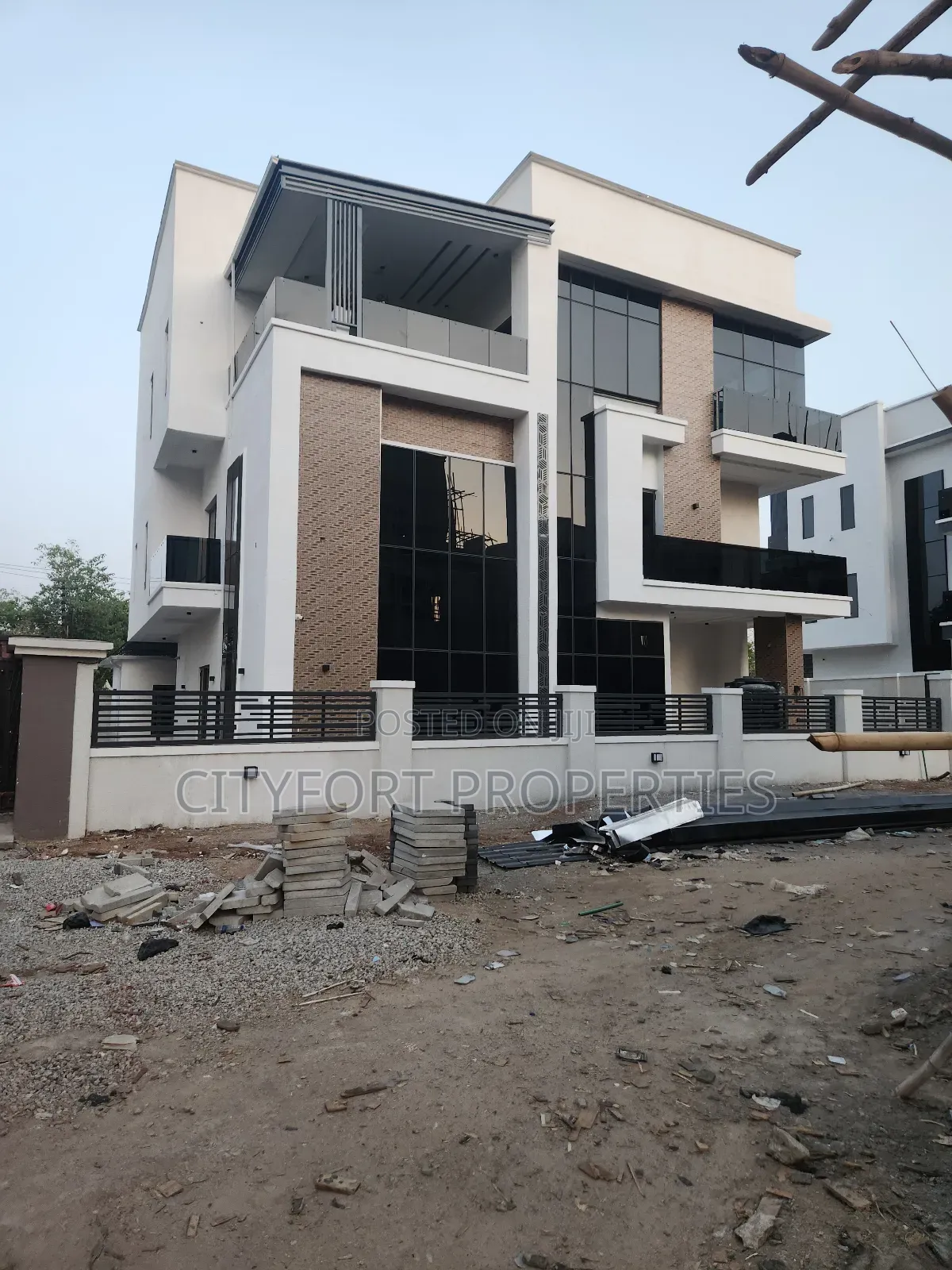 Furnished 6bdrm Mansion in Gaduwa for sale