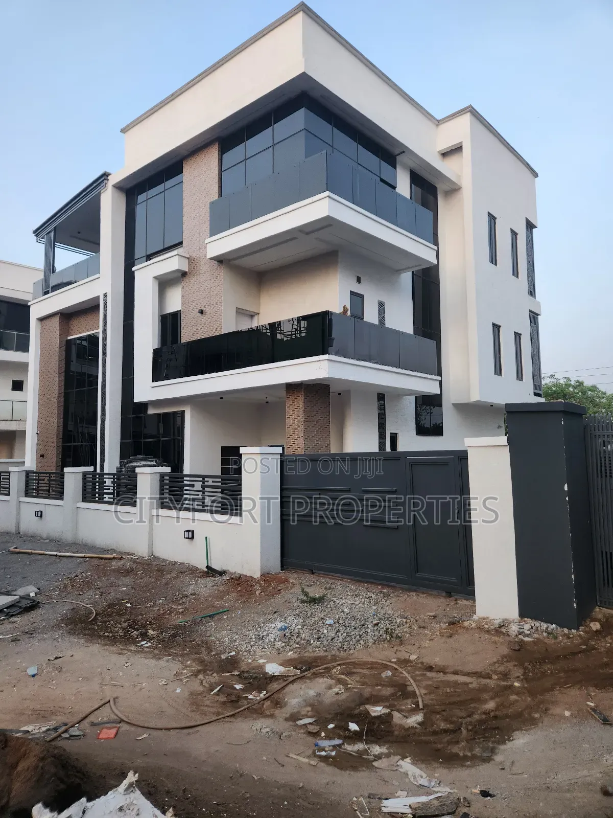 Furnished 6bdrm Mansion in Gaduwa for sale