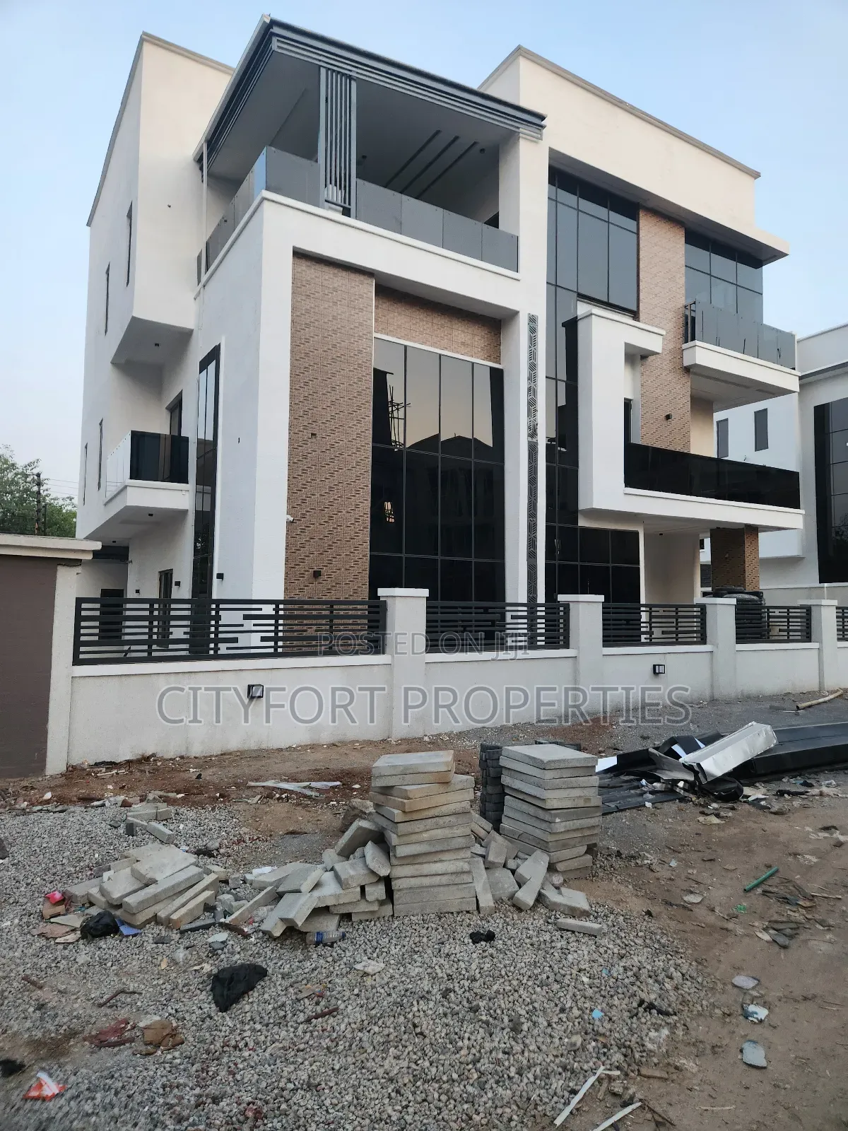 Furnished 6bdrm Mansion in Gaduwa for sale