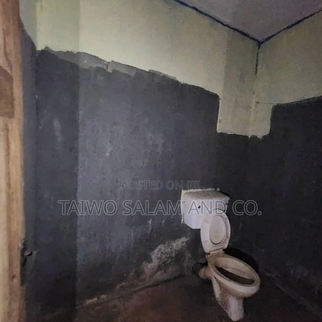 2bdrm Block of Flats in Iwo Road for sale