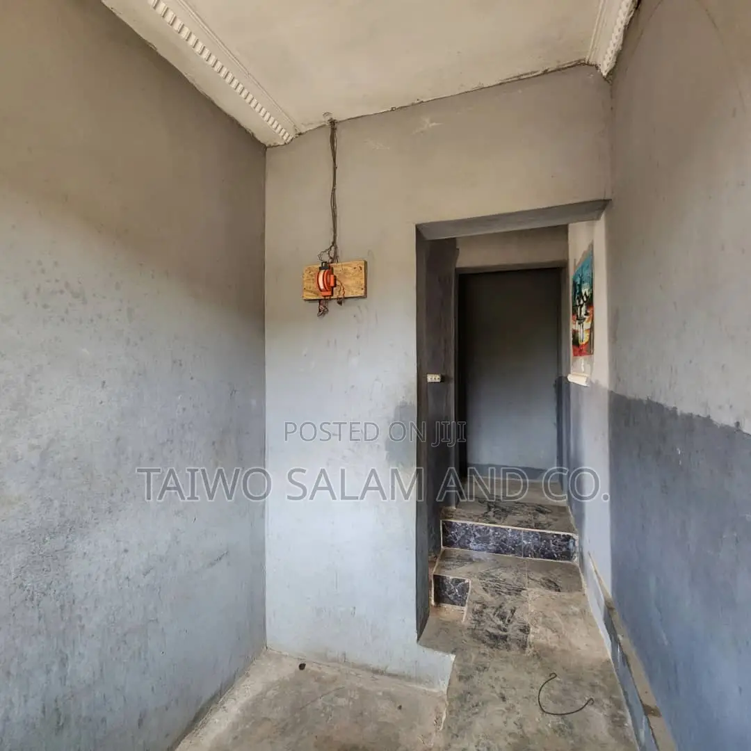 2bdrm Block of Flats in Iwo Road for sale
