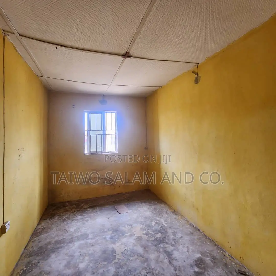 2bdrm Block of Flats in Iwo Road for sale