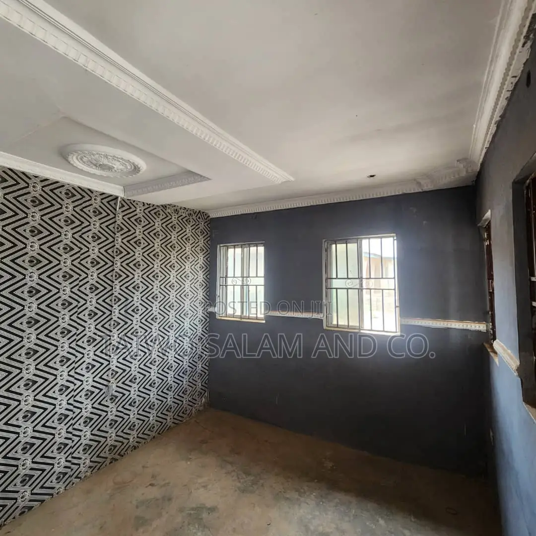 2bdrm Block of Flats in Iwo Road for sale