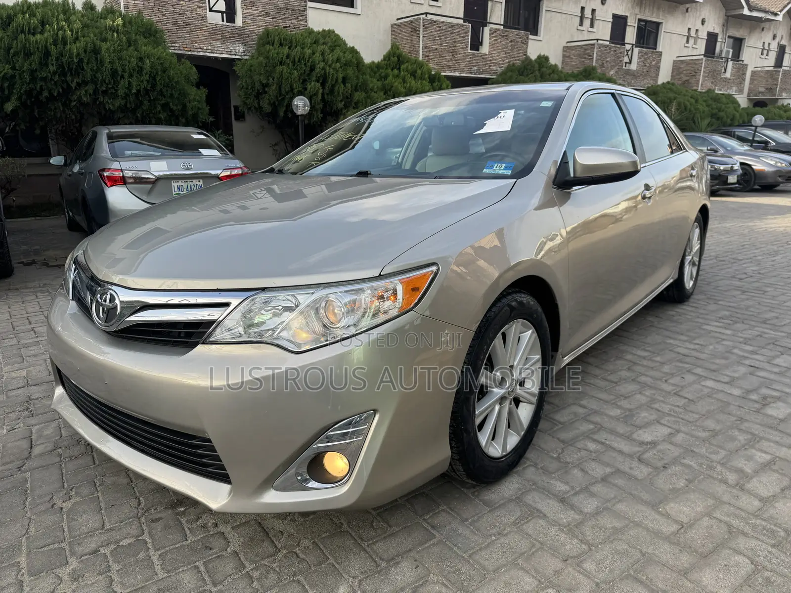 Toyota Camry XLE 4dr Sedan (3.5L 6cyl 6A) 2014 Gold