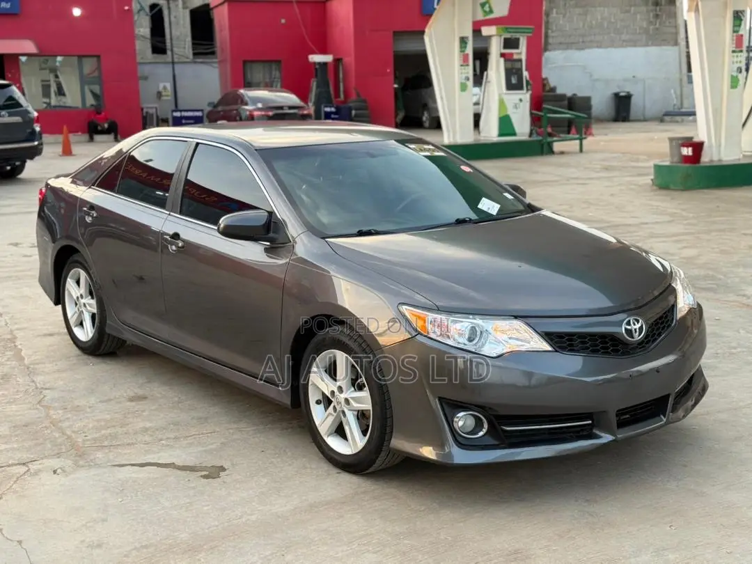 Toyota Camry SE 4dr Sedan (2.5L 4cyl 6A) 2013 Gray