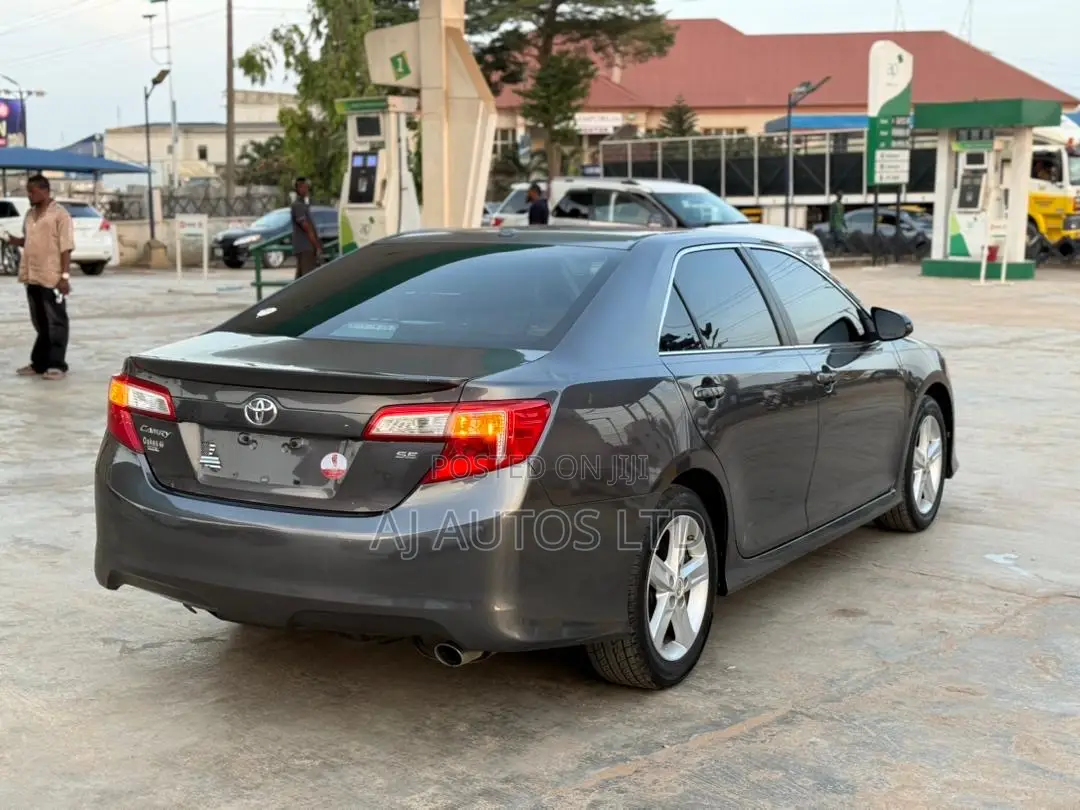 Toyota Camry SE 4dr Sedan (2.5L 4cyl 6A) 2013 Gray