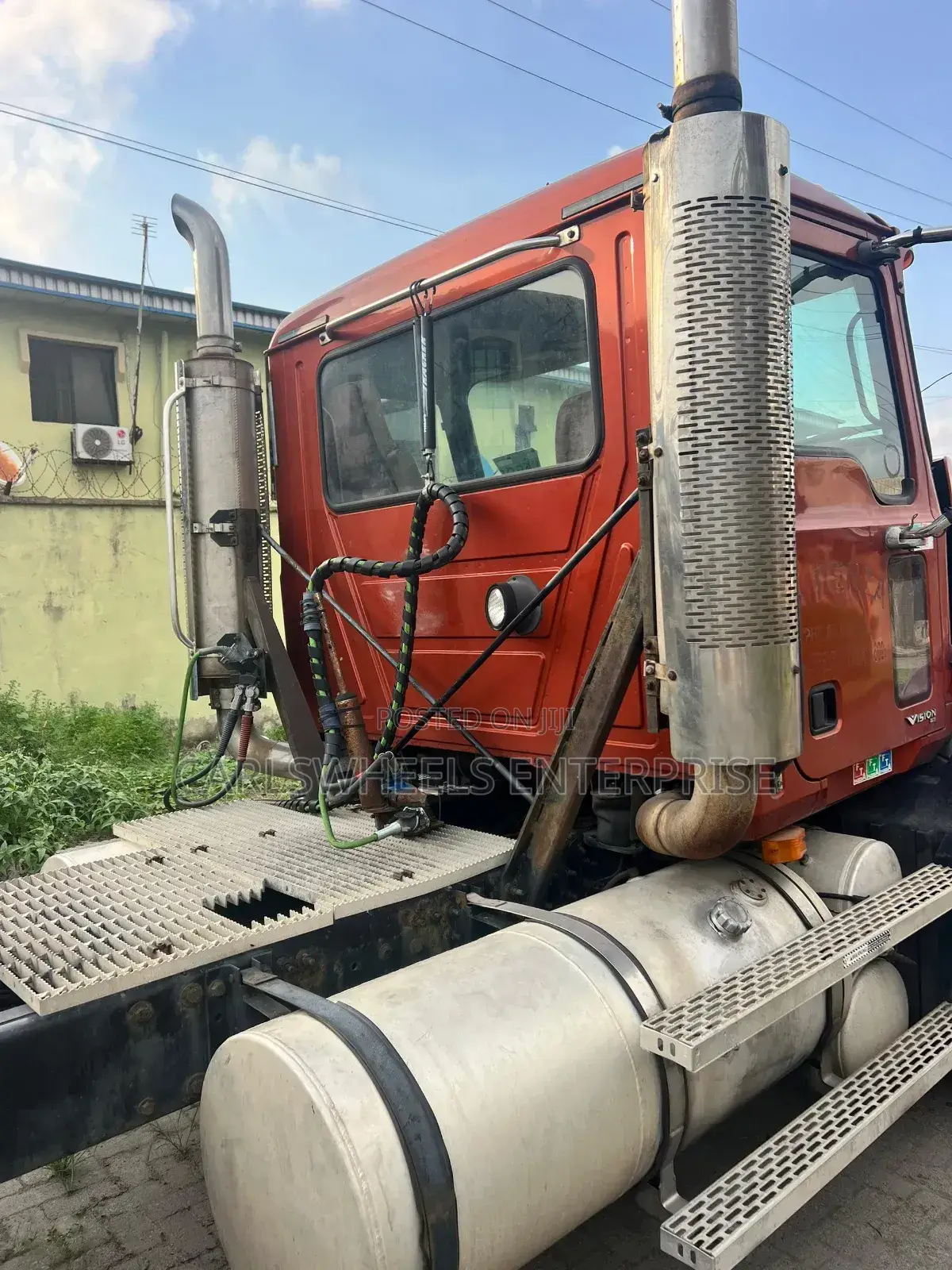Mack Vision Trailer Head (Foreign Used).
