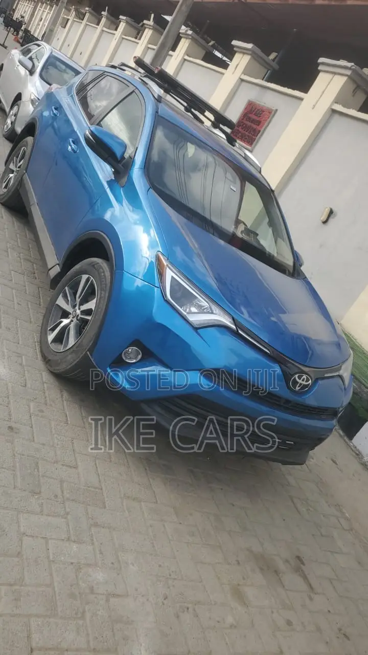 Toyota RAV4 XLE FWD (2.5L 4cyl 6A) 2017 Blue