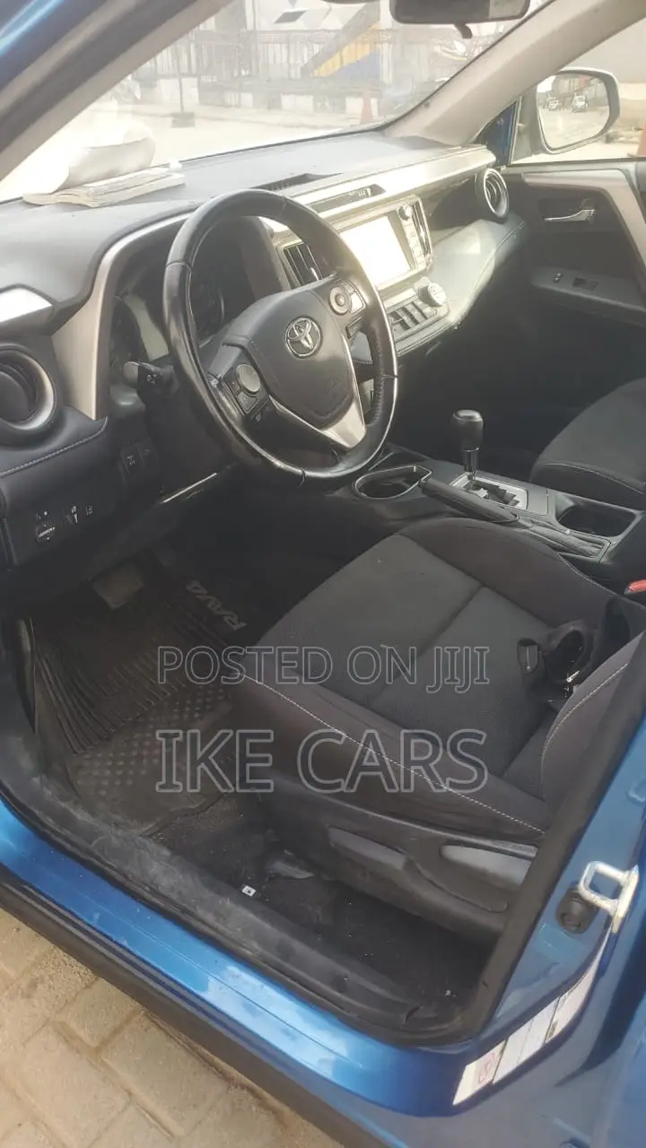 Toyota RAV4 XLE FWD (2.5L 4cyl 6A) 2017 Blue