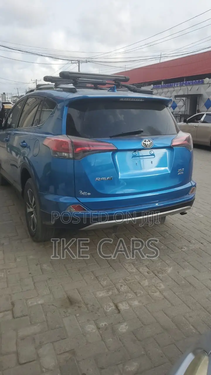 Toyota RAV4 XLE FWD (2.5L 4cyl 6A) 2017 Blue